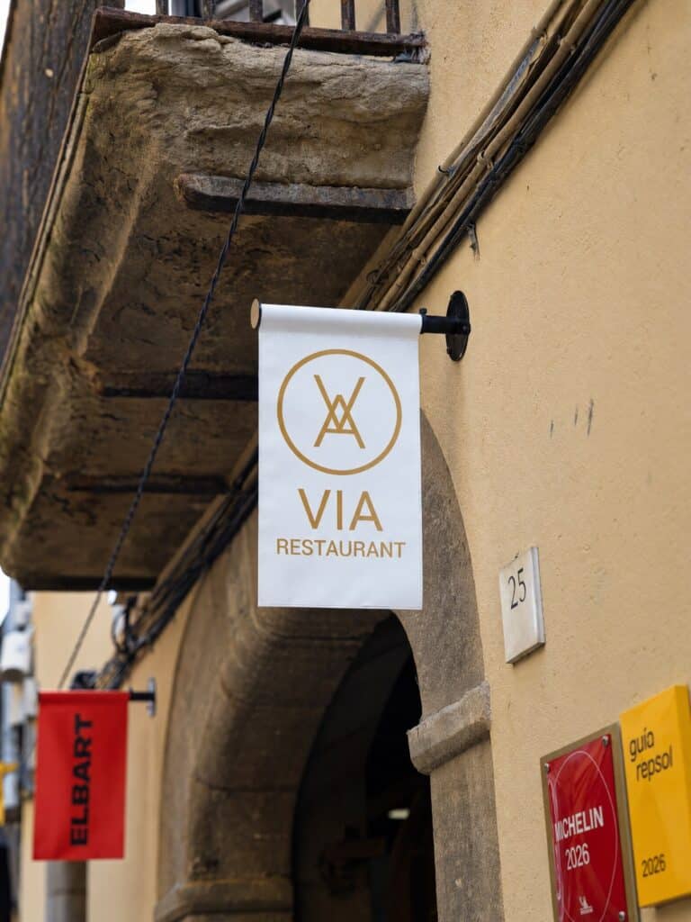 Façana de Casa Fontcuberta amb la bandera del VIA