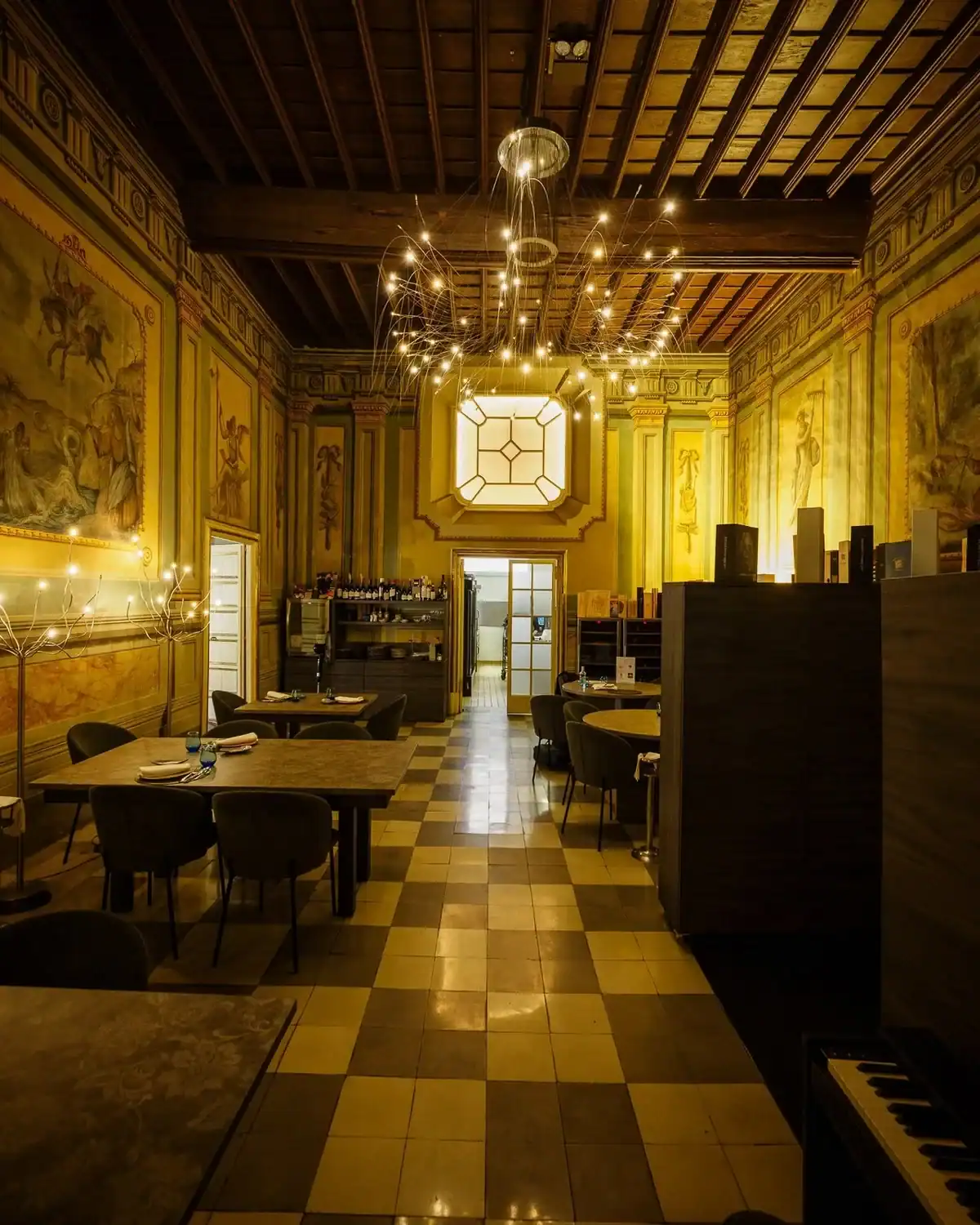 El salón noble y sus lámparas