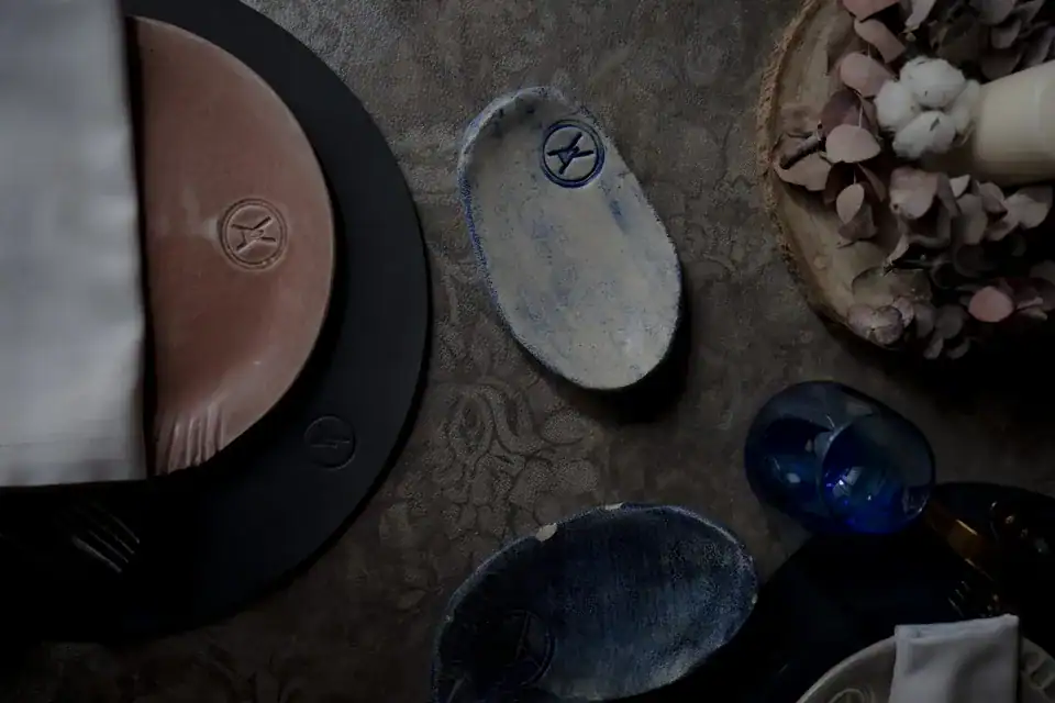 Detalle de la vajilla de VIA y un vaso azul