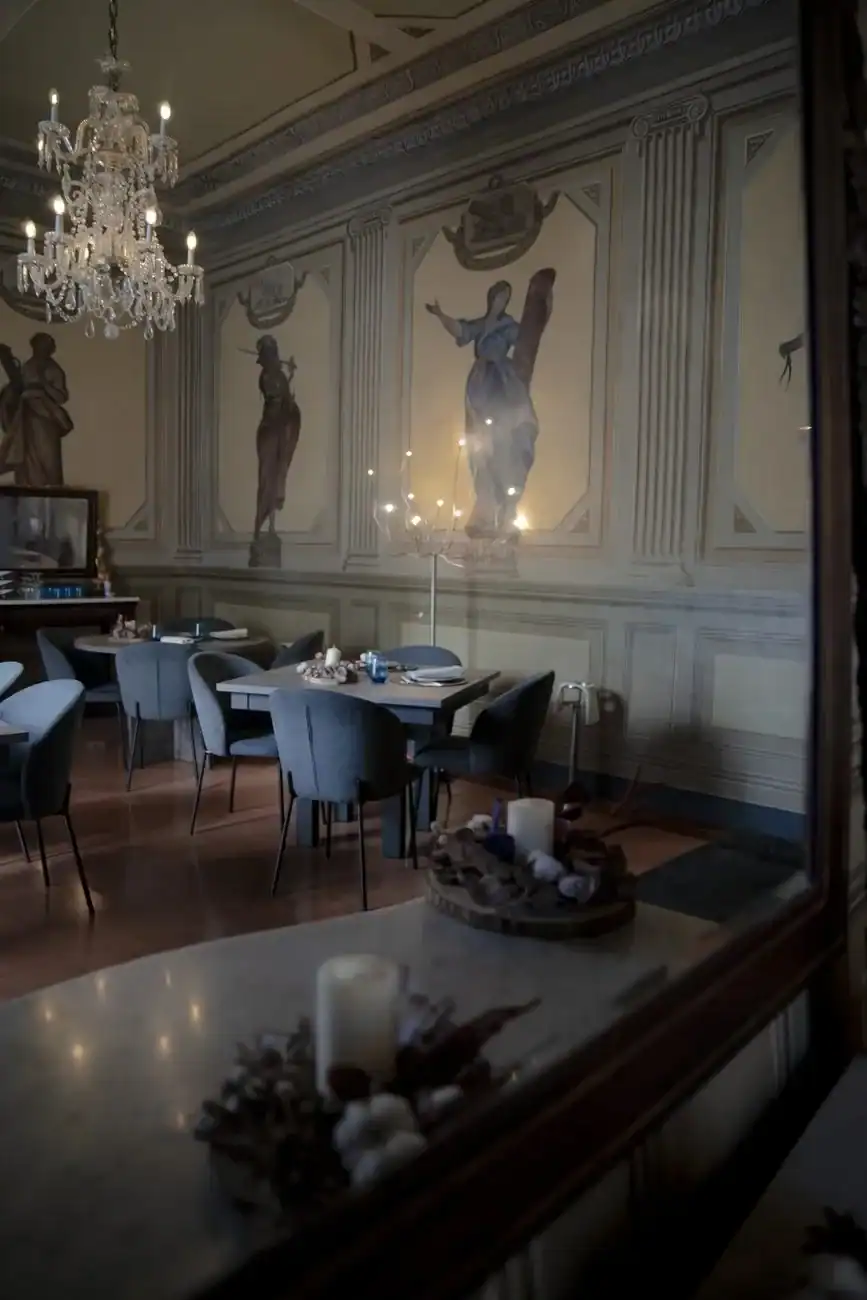Sala noble de Casa Fontcuberta, amb taules parades, pintures murals i llums d’aranya