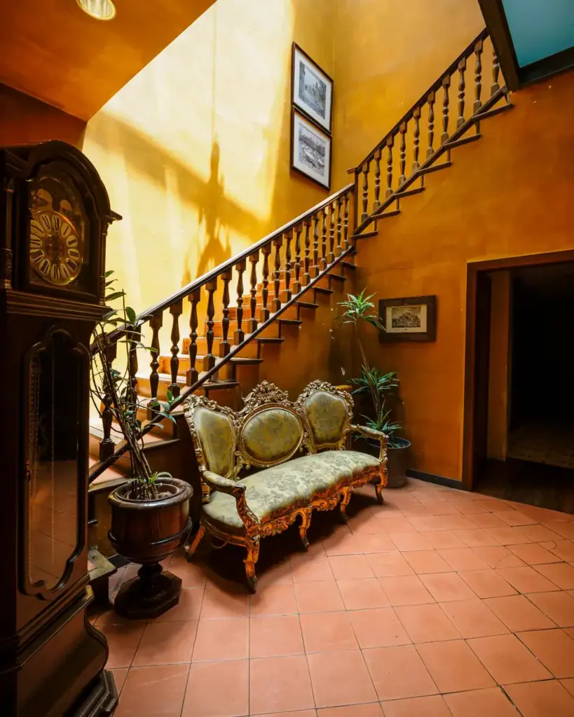 Escala i sofà isabelí de l’entrada de Casa Fontcuberta
