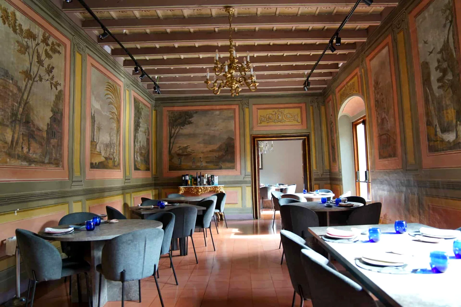 Sala de la planta noble de Casa Fontcuberta amb pintures murals, al VIA Restaurant de Vic